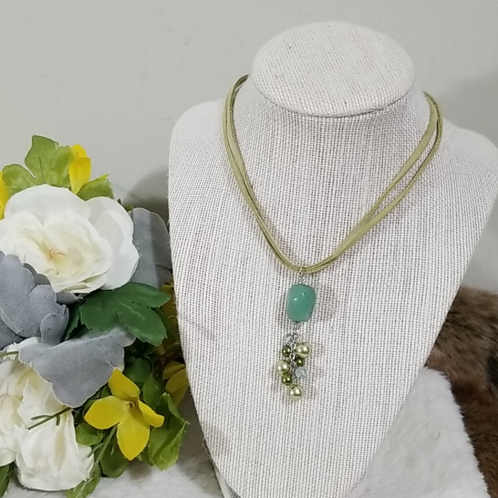 💚3/$25! Green stone pendant choker necklace